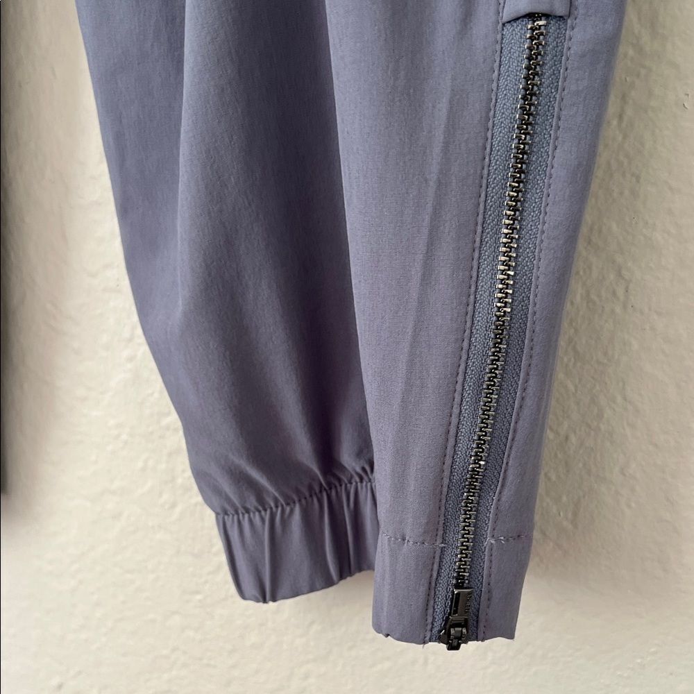 Like New! ATHLETA Brooklyn Mid-rise Jogger Zip Ankle in 6 - Picture 6 of 15
